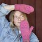 Preview: Fäustlinge Nadeen Regenbogen Pink Tragebeispiel
